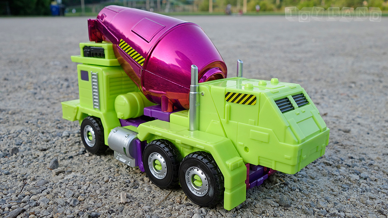 Illustration for article titled The Colossal New Transformers Devastator Is Better than the Original